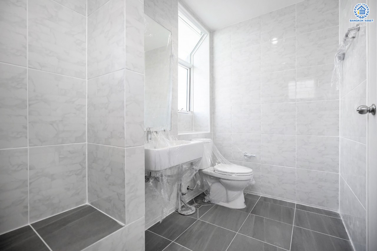 บ้านมือสองตกแต่งใหม่ แบรนด์ LH โครงการ มัณฑนา เพชรเกษม81 หลังมุม กว้างขวาง พร้อมรองรับทุกความสุข บนเนื้อที่ 69.3 ตร.ว. พื้นที่ใช้สอยกว่า 182.5 ตร.ม. พร้อมฟังก์ชัน 3 ห้องนอน 3 ห้องน้ำ จอดรถได้ 1 คัน บนทำเลเชื่อมต่อสู่ ถ.เพชรเกษม, ถ.พุทธมณฑลสาย4 ใกล้เดอะมอลล์ บางแค และม.มหิดล